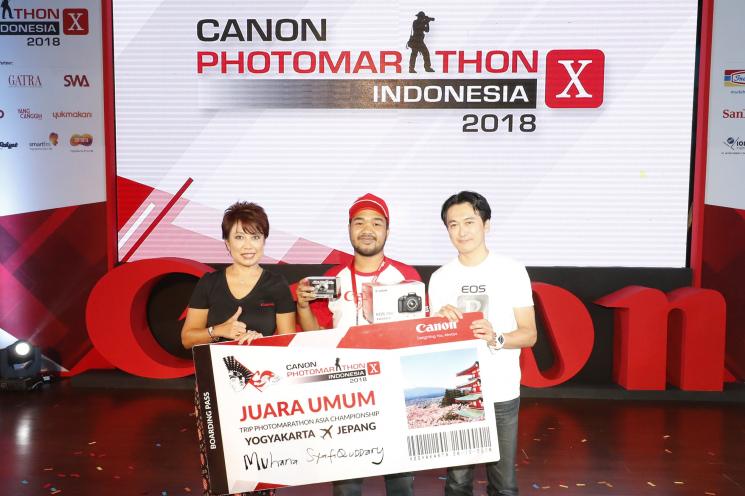 Muhana Syafiquddary – Juara Umum Canon PhotoMarathon Indonesia 2018 – Yogyakarta (tengah) berfoto bersama Merry Harun – Canon Division Director pt. Datascrip dan Eiji Hirano - Senior Director of Canon Regional Headquarter. (Dok. CPMI 2018 Yk)