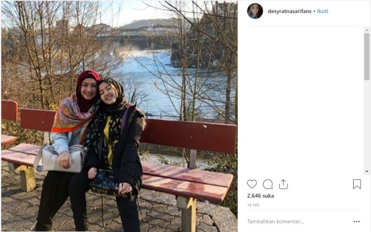 Desy Ratnasari dan anak semata wayangnya. (Instagram/@desyratnasarifans)