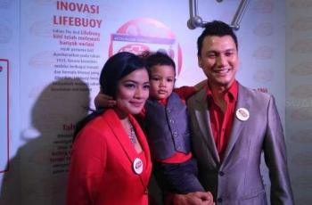 Ini Tips ala Christian Sugiono dan Titi Kamal Ajarkan Anak Jaga Kebersihan
