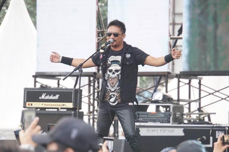 Penampilan Edane di atas panggung JogjaROCKarta 2018, Stadion Kridosono, Yogyakarta, Sabtu (27/10/2018). (Matamata.com/Stephanus Aranditio)