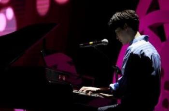 Lee Jong Suk Gugup Main Piano Sambil Nyanyi, Fans Histeris