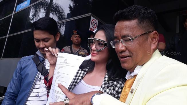 Didampingi pengacara Hotman Paris dan suami, Angga Wijaya, Dewi Perssik resmi melaporkan keponakannya, Rosa Meldianti ke Polda Metro Jaya. (Ismail/Suara.com)