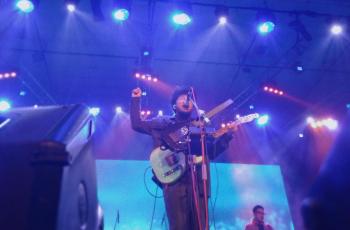 Tampil di Land of Leisures 2019, Pamungkas & Kunto Aji Aduk Emosi Penonton