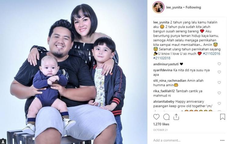 Yunita Lestari dan keluarga barunya. (Instagram/@lee_yunita)