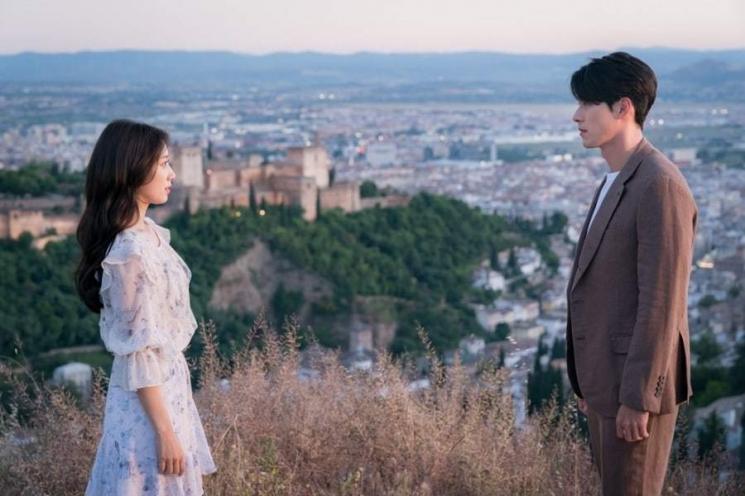Park Shin Hye dan Hyun Bin di Drama Memories of the Alhambra (Soompi)