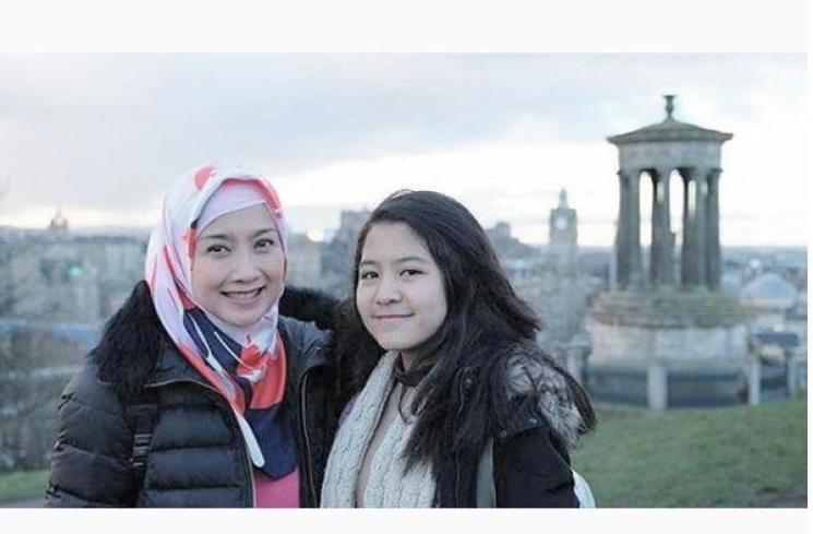 Desy Ratnasari dan putrinya. (Instagram/@desyratnasari_holic)