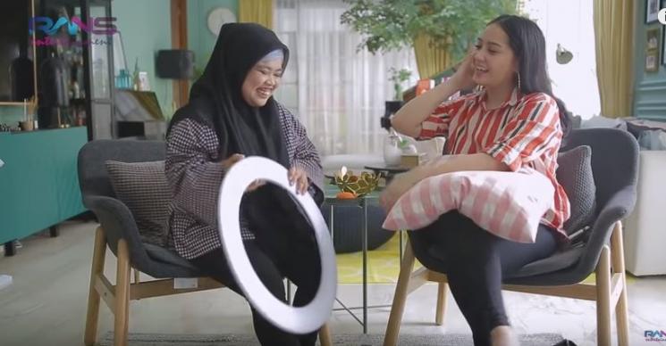 Nagita Slavina dan Rahmawati Kekeyi. (YouTube)