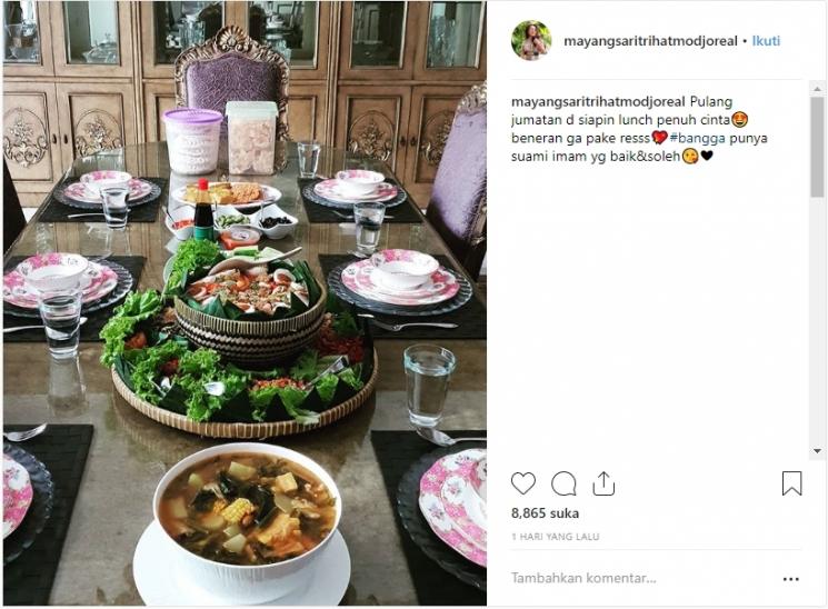 Bambang Trihatmojo siapkan makan siang untuk Mayangsari. (Instagram/@mayangsaritrihatmodjoreal)