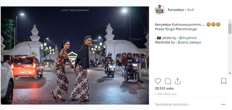 Foto prewedding Furry Setya dan Dwinda Ratna. (Instagram/@furrysetya)