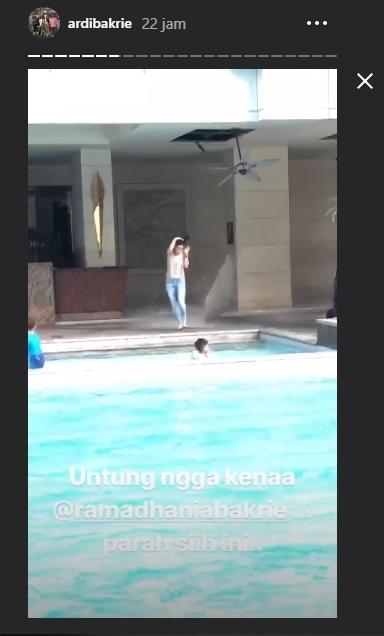 Nia Ramadhani hampir tertimpa antap roboh. (Instagram/@ardibakrie)