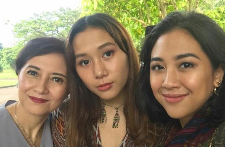 7 Pesona Luki Ariani, Ibu Sherina Munaf yang Nggak Kalah Cantik