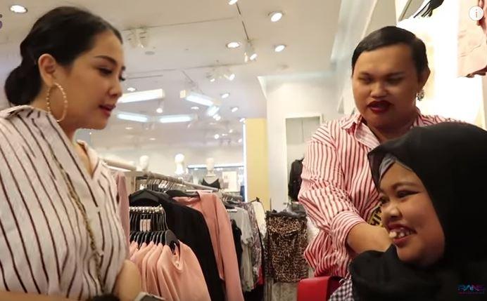 Momen Nagita Slavina belanjakan Rahmawati Kekeyi. (YouTube)