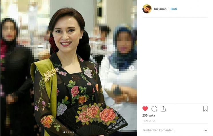 7 Pesona Luki Ariani, Ibu Sherina Munaf yang Nggak Kalah Cantik