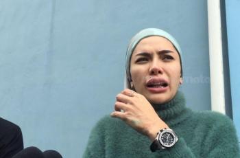 Meleleh, Nikita Mirzani Kasih Segepok Duit ke Lelaki yang Nyaris Bunuh Diri