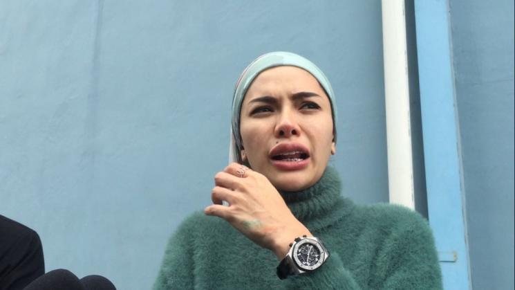Gaya hijab terbaru Nikita Mirzani. [suara.com/Sumarni]