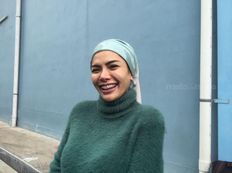 Gaya hijab terbaru Nikita Mirzani. [suara.com/Sumarni]