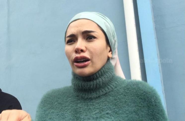 Gaya hijab terbaru Nikita Mirzani. [suara.com/Sumarni]