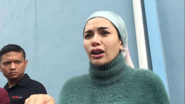 Gaya hijab terbaru Nikita Mirzani. [suara.com/Sumarni]