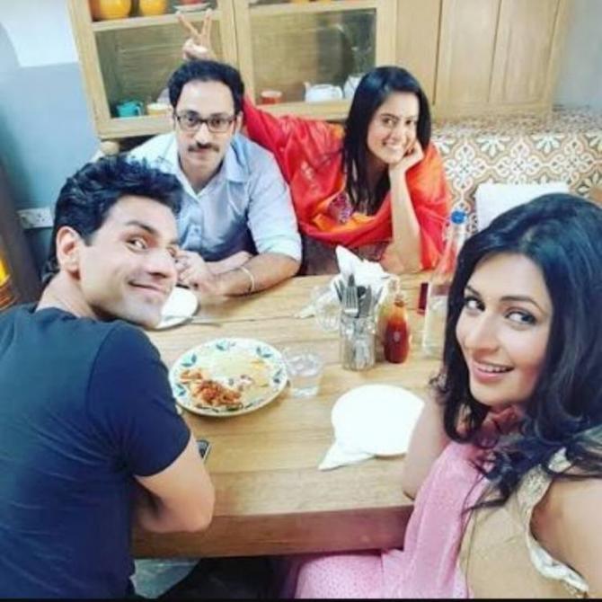 Pankaj Bhatia bersama Divyanka Tripathi dan Vivek Dahiya (Instagram/bollywoodshaadis.com)