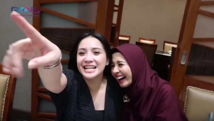 Nagita Slavina dan Laudya Cynthia Bella. (YouTube)