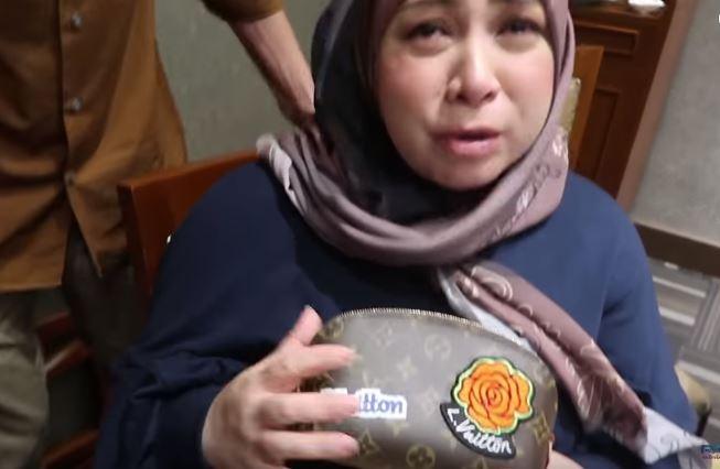 Melly Goeslaw menangis dapat hadiah dari para personel BBB. (YouTube)