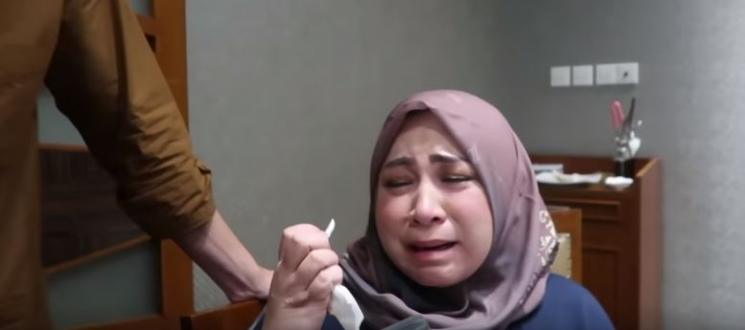 Melly Goeslaw menangis. (YouTube)