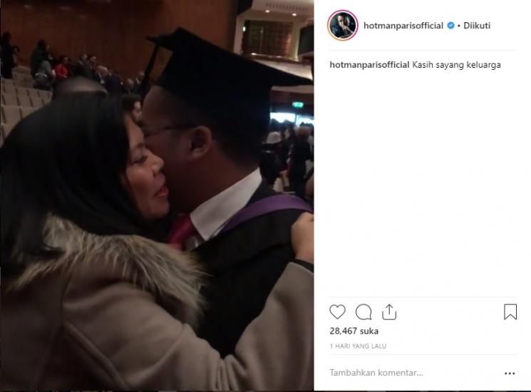 Hotman Paris hadiri wisuda anak bungsunya. (Instagram/@hotmanparisofficial)