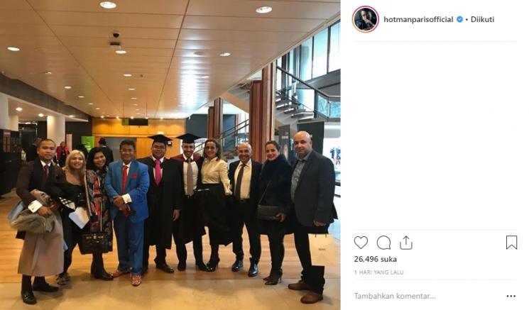 Hotman Paris hadiri wisuda anak bungsunya. (Instagram/@hotmanparisofficial)