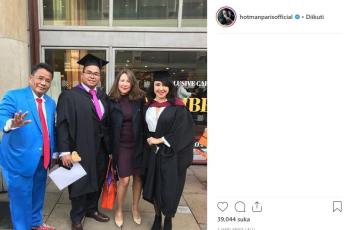 7 Momen Haru Hotman Paris Hadiri Wisuda Anak Bungsunya