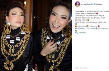 Totalitas Ayu Dewi dalam Berbusana, Nyentrik Abis