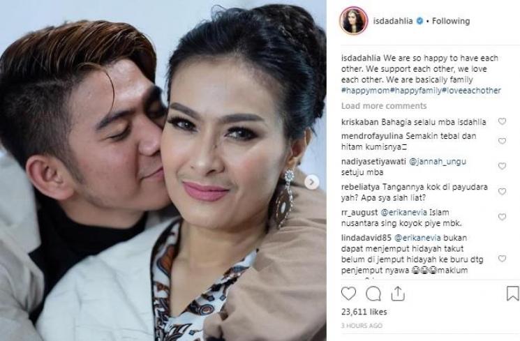 Iis Dahlia dicium penyanyi brondong. [Instagram]