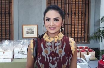 Bantu Bersihkan Sungai, Outfit Krisdayanti Jadi Sorotan