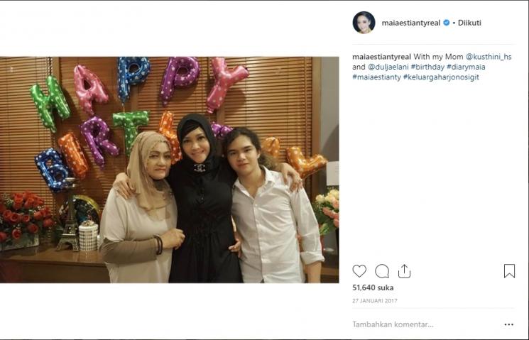 Maia Estianty berhijab. (Instagram/@maiaestiantyreal)