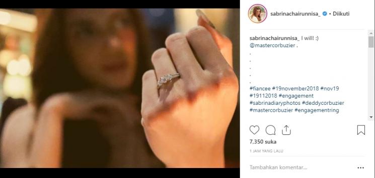 Deddy Corbuzier melamar kekasihnya. (Instagram/@sabrinachairunnisa_)