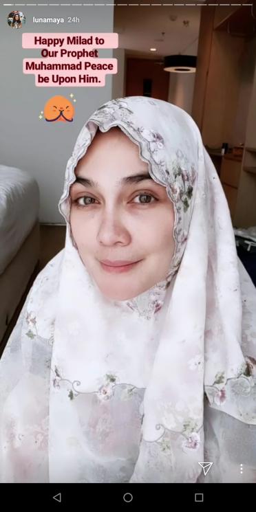 Luna Maya berhijab. (Instagram/@lunamaya)