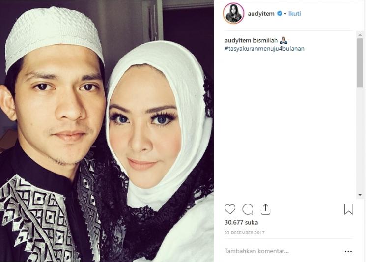 Audy Item kenakan hijab. (Instagram/@audyitem)