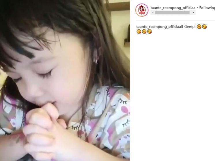 Gempi berdoa untuk orangtuanya. (Instagram/@taante_reempong_officiaall)