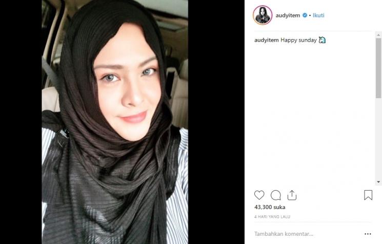 Audy Item kenakan hijab. (Instagram/@audyitem)