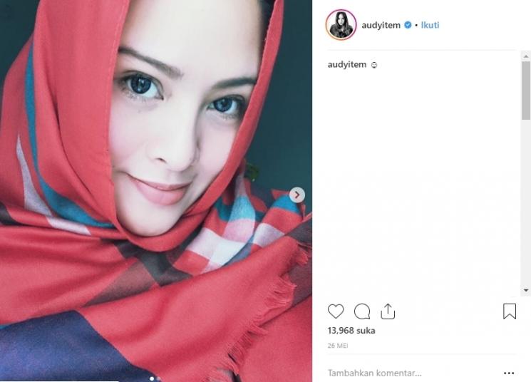 Audy Item kenakan hijab. (Instagram/@audyitem)