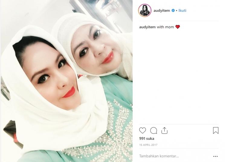Audy Item kenakan hijab. (Instagram/@audyitem)