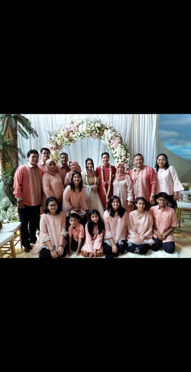 Momen tunangan Adly Fairuz dan Angbeen Rishi (Instagram/@nidyasantisa)