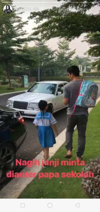 Temu kangen Iko Uwais dengan anak-anaknya (Instagram/@audyitem)