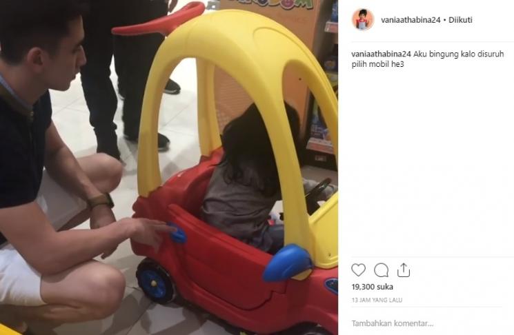 Kebersamaan Verrell Bramasta dan Vania Athabina. (Instagram/@vaniaathabina24)