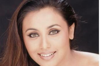 Kayak Pakai Softlens! 5 Pesona Ayu Rani Mukerji yang Ogah Tua