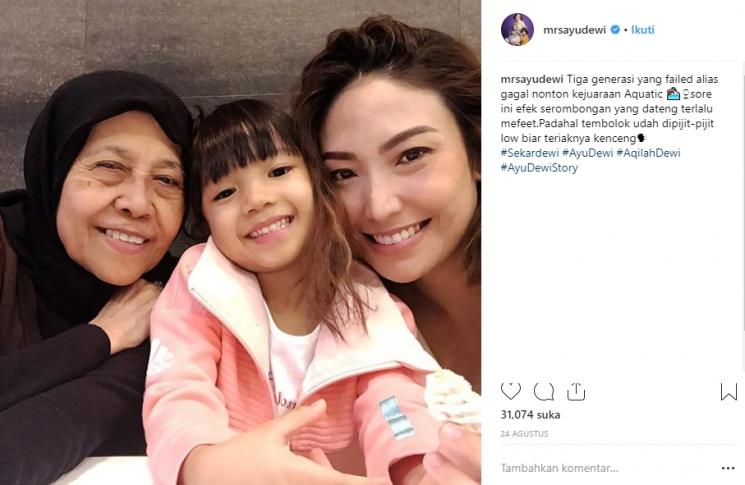 Potret kenangan Ayu Dewi dan ibunya (Instagram/@mrsayudewi)