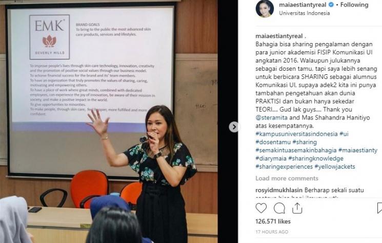 Suasana Maia Estianty saat mengajar di Universitas Indonesia (UI). (Instagram/@maiaestiantyreal)