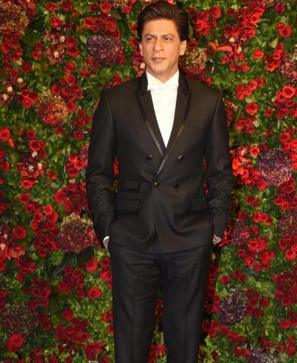 Shah Rukh Khan di Resepsi ketiga Deepika Padukone dan Ranveer Singh (Instagram/@pinkvilla)
