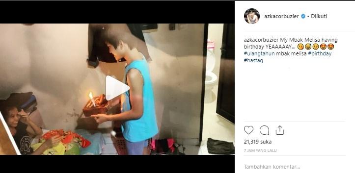 Deddy Corbuzier dan putranya beri kejutan ulang tahun ke ART-nya. (Instagram/@azkacorbuzier)
