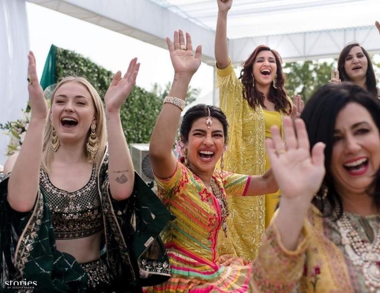 Upacara Mehendi Priyanka Chopra dan Nick Jonas (Instagram/@priyankachopra)