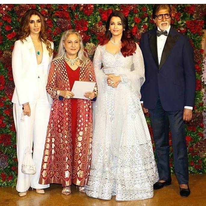 Keluarga Bachchan di Resepsi ketiga Deepika Padukone dan Ranveer Singh (Instagram/@filmyselfies)